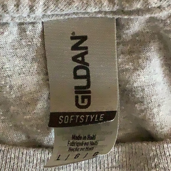 Gildan Size Large The Office Christmas Graphic Tee. Preloved - Picture 3 of 3